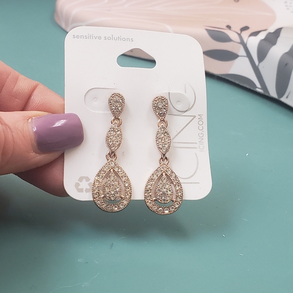 Icing, NWT, Gold tone, jewel drop dangle statement fashion earrings - Picture 5 of 9